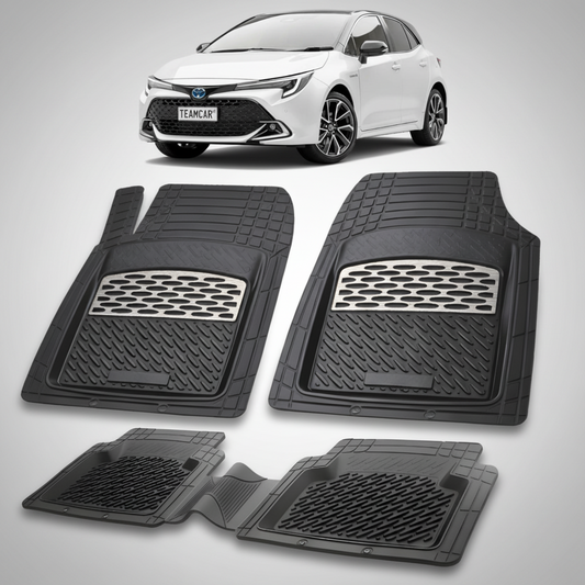 set de covorase din cauciuc negre cu accente gri cu o toyota corolla e210 hatchback argintie in fundal