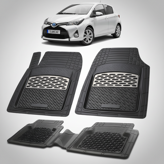 set de covorase din cauciuc negre cu accente gri cu o toyota yaris xp130 hatchback alba in fundal