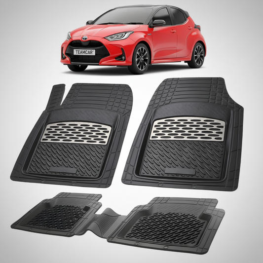 set de covorase din cauciuc negre cu accente gri cu o toyota yaris xp210 hatchback rosie in fundal