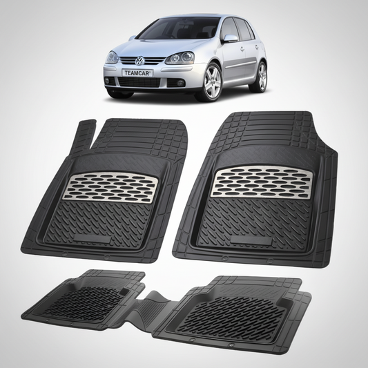 set de covorase din cauciuc negre cu accente gri cu un Volkswagen golf 5 hatchback 5 usi gri in fundal