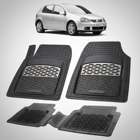set de covorase din cauciuc negre cu accente gri cu un Volkswagen golf 5 argintiu in fundal