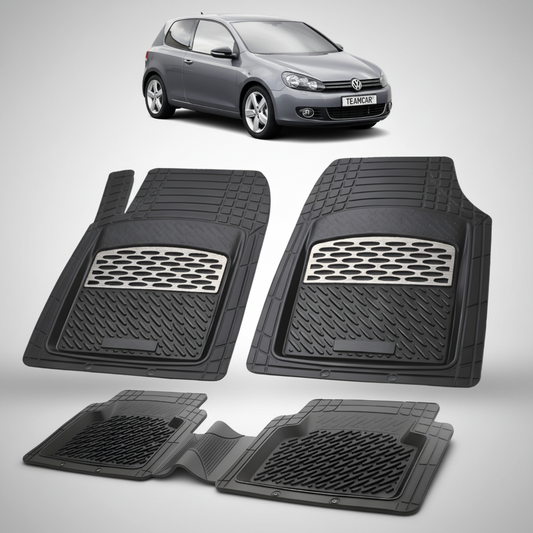set de covorase din cauciuc negre cu accente gri cu un volkswagen golf 6 hatchback 3 usi gri inchis in fundal