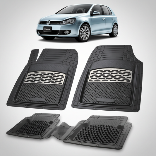 set de covorase din cauciuc negre cu accente gri cu un Volkswagen golf 6 hatchback albastru deschis in fundal