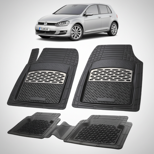set de covorase din cauciuc negre cu accente gri cu un volkswagen  golf 7 hatchback gri deschis in fundal