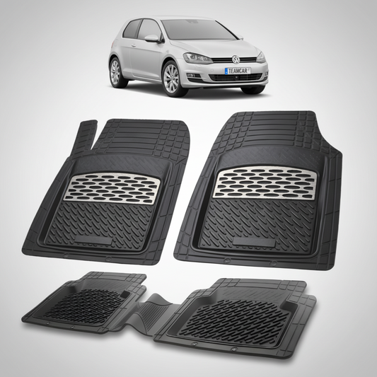 set de covorase din cauciuc negre cu accente gri cu un volkswagen golf mk7 hatchback 3 usi gri in fundal