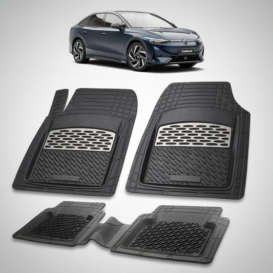 set de covorase din cauciuc negre cu accente gri cu un volkswagen id.7 e35 electric sedan combi albastru inchis in fundal