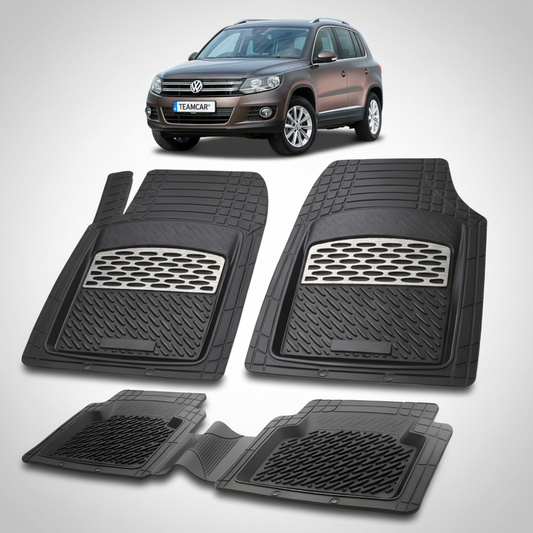 set de covorase din cauciuc negre cu un Volkswagen tiguan I suv maro inchis in fundal