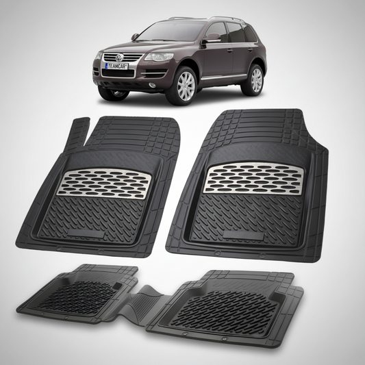 set de covorase din cauciuc negre cu accente gri cu un Volkswagen Touareg I maro inchis in fundal