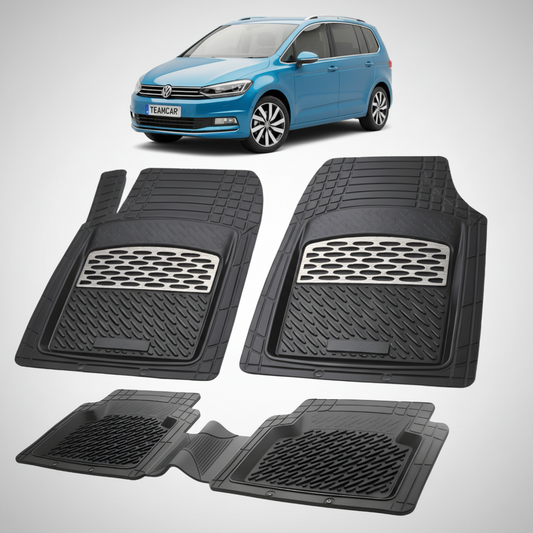 set de covorase din cauciuc negre cu accente gri cu un Volkswagen touran ii albastru in fundal