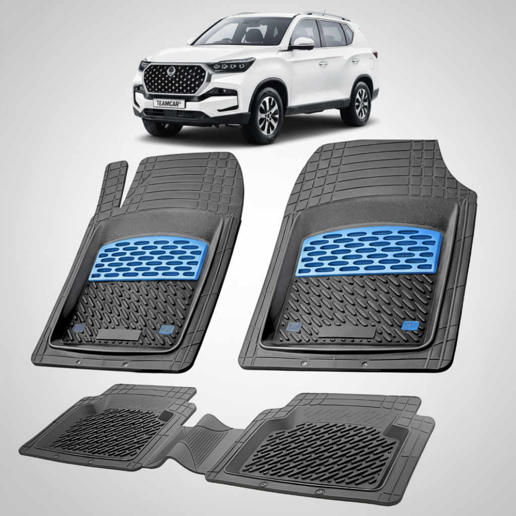 Set de covorase dn cauciuc negre cu accente albstre pentru kgm rexton cu un kgm rexton alb in fundal.