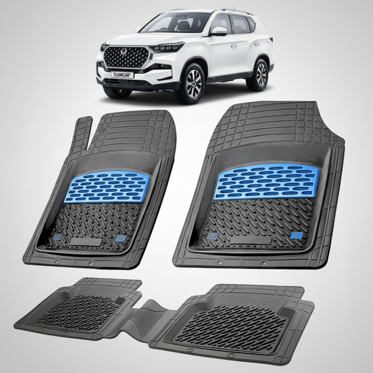 Set de covorase dn cauciuc negre cu accente albstre pentru kgm rexton cu un kgm rexton alb in fundal.