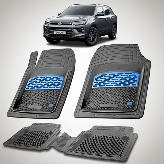 Set de covorase din cauciuc negru cu inserții albbastre cu un suv ssangyong in fundal.