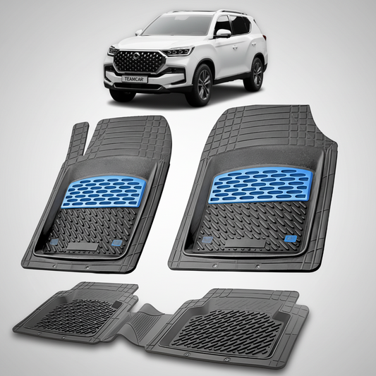 Set de covorase negre din cauciuc cu accente albastre pentru ssangyong rexton facelift cu un ssangyong rexton facelift alb in fundal.