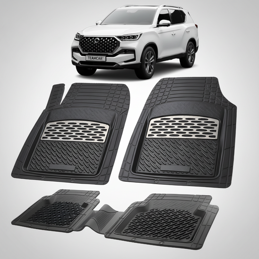 Set de covorase din cauciuc negre cu accente argintii pentru ssangyong rexton facelift cu un suv ssangyong rexton facelift alb pe fundal.