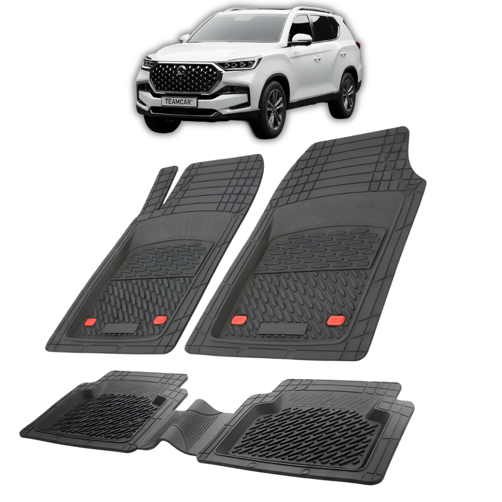 Set de covorase negre din cauciuc pentru ssangyong rexton facelift cu un suv ssangyong rexton facelift alb in fundal.