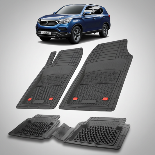set de covorașe din cauciuc negre pentru ssangyong g4 rexton cu un suv ssangyong g4 rexton albastru in fundal.