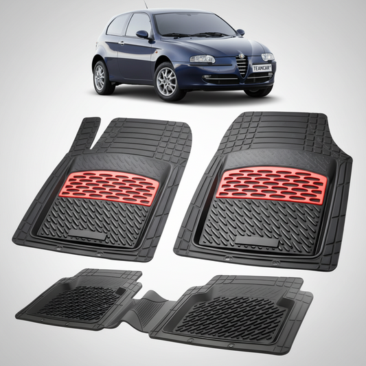 set de covorase din cauciuc negre cu accente rosii cu o alfa romeo 147 albastra in fundal