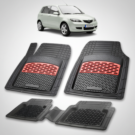 set de covorase din cauciuc negre cu accente rosii cu o mazda 2 generatia i argintie in fundal