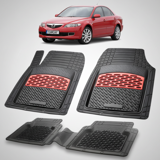 set de covorase din cauciuc negre cu accente rosii cu o mazda 6 generatia 1 rosie in fundal
