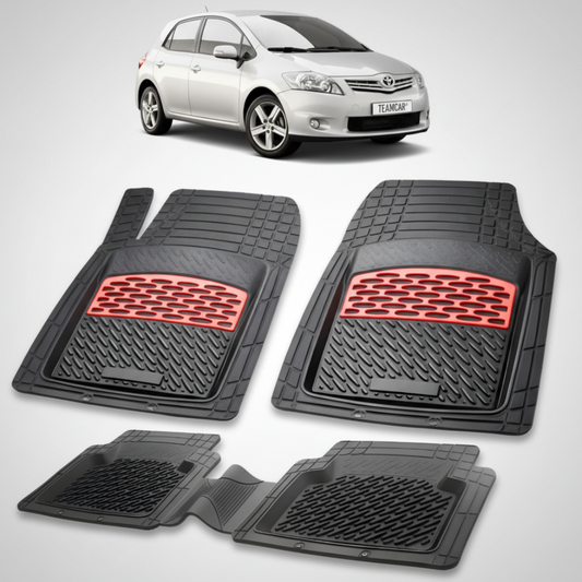 set de covorase din cauciuc negre cu accente rosii cu toyota auris e150 hatchback argintie in fundal