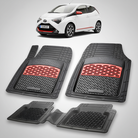 set de covorase din cauciuc negre cu accente rosii cu toyota aygo ab40 hatchback alba in fundal