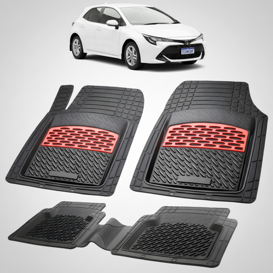 set de covorase din cauciuc negre cu accente rosii cu toyota corolla e210 hatchback alba in fundal