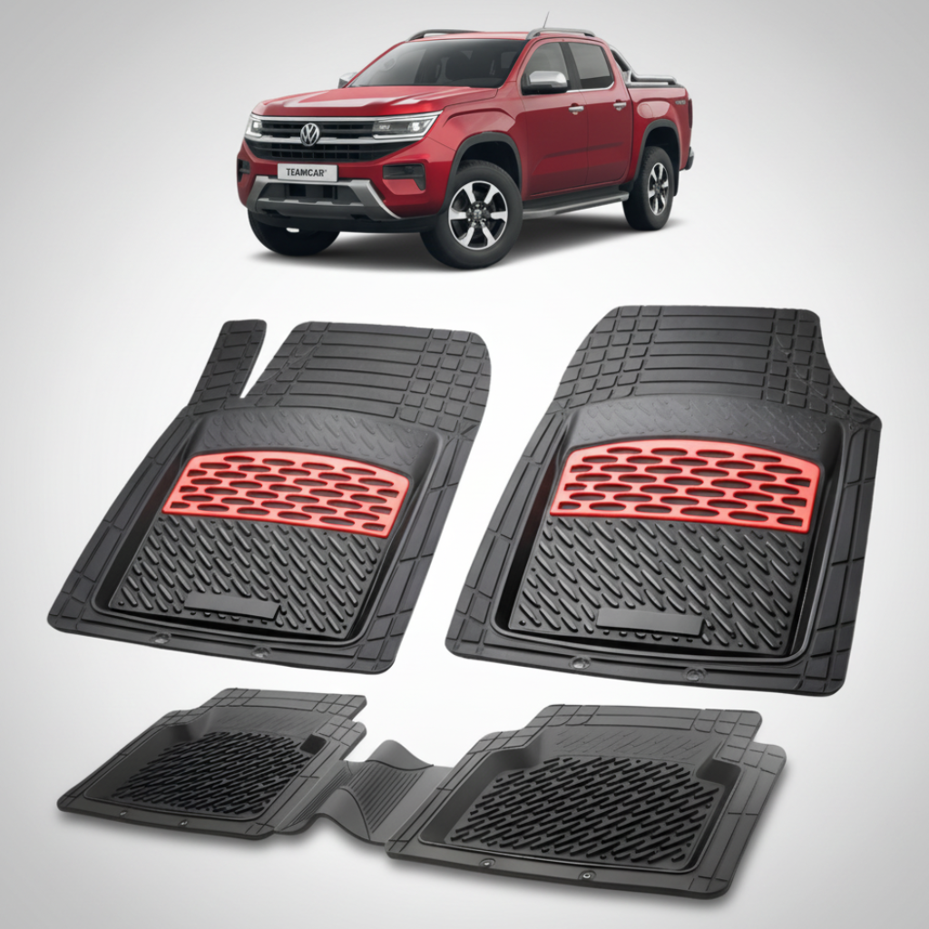 set de covorase din cauciuc negre cu accente rosii cu un volkswagen amarok 2 pickup rosu in fundal