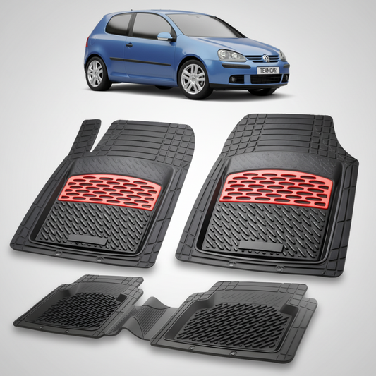 set de covorase din cauciuc negre cu accente rosii cu un volkswagen golf 5 hatchback 3 usi albastru in fundal