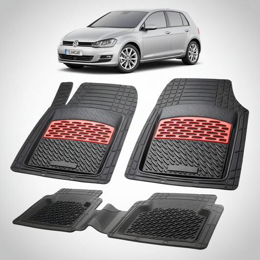 set de covorase din cauciuc negre cu accente rosii cu un volkswagen golf 7 hatchback gri deschis in fundal