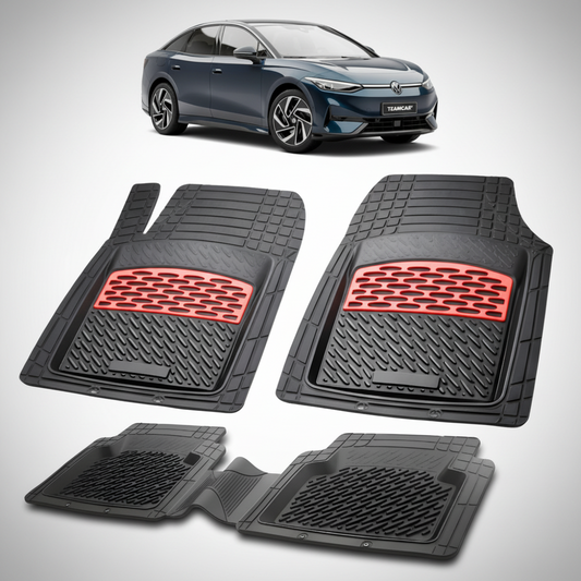 set de covorase din cauciuc negre cu accente rosii cu un volkswagen id.7 e35 electric sedan combi albastru inchis in fundal