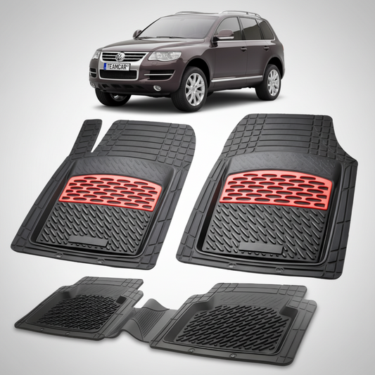 set de covorase din cauciuc negre cu accente rosii cu un Volkswagen Touareg I maro inchis in fundal