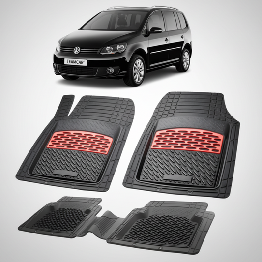 set de covorase din cauciuc negre cu accente rosii cu un volkswagen touran 1t mpv negru in fundal