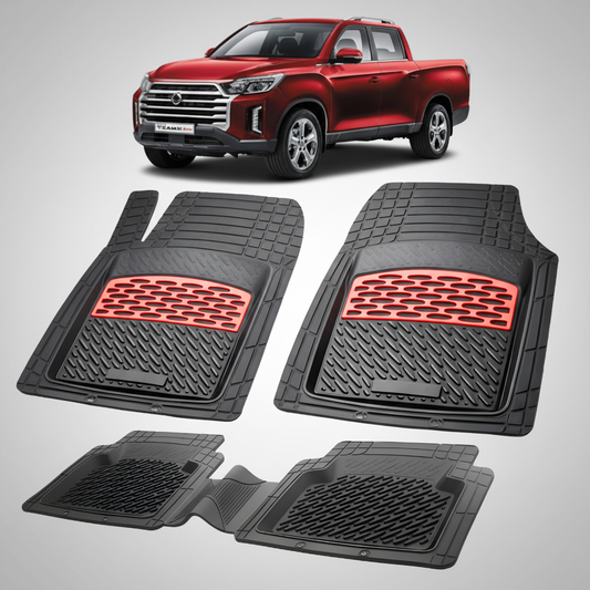 set de covorase negre din cauciuc cu elmente rosii compatibile cu kgm musso grand și un pick up kgm musso grand rosu in fundal pentru vizualizare compatibilitate cu modelul.