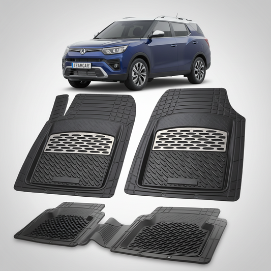 set de covorse negre cu accete argintii pentru ssangyong tivoli grand cu un suv ssangyong tivoli grand albastru in fundal.