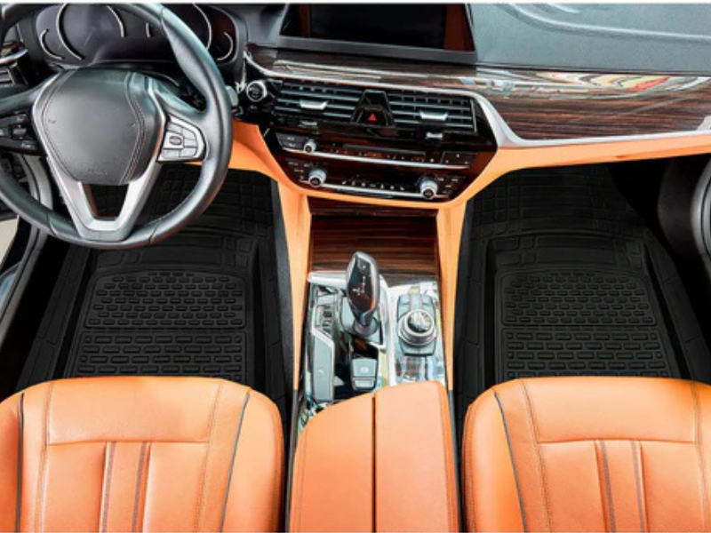 Interior auto cu piele portocalie si covorașe din cauciu.