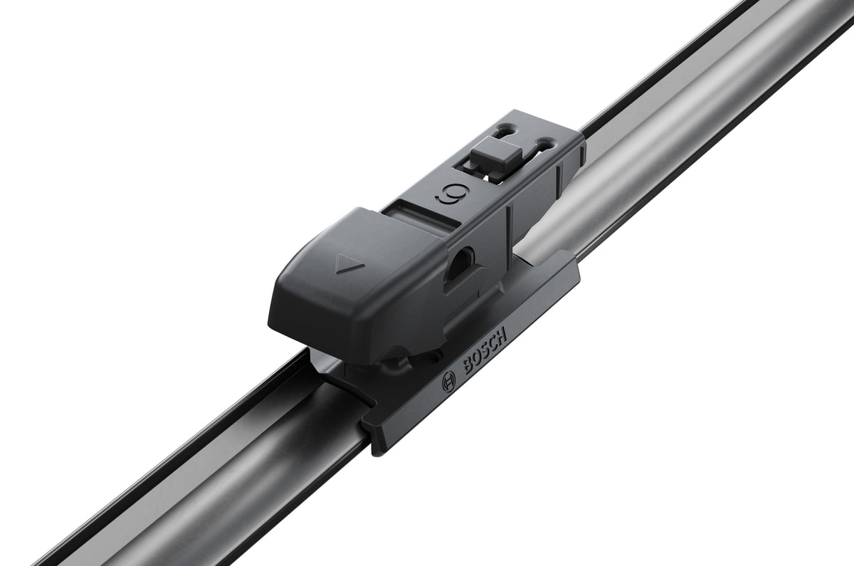 Detaliu adaptor original premontat pe lamela Bosch Aerotwin A158S