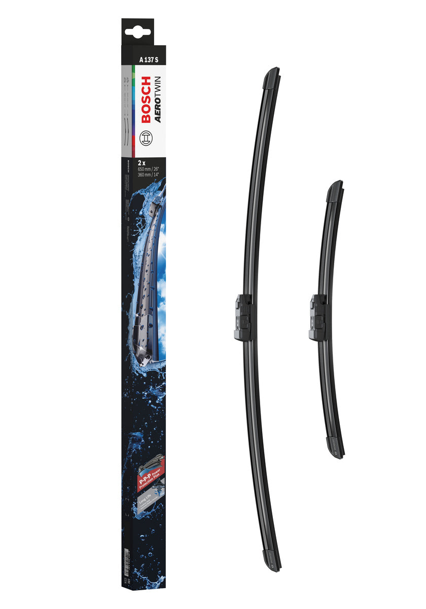Set de două ștergătoare Bosch Aerotwin A137S lângă ambalaj, 650 și 360 mm