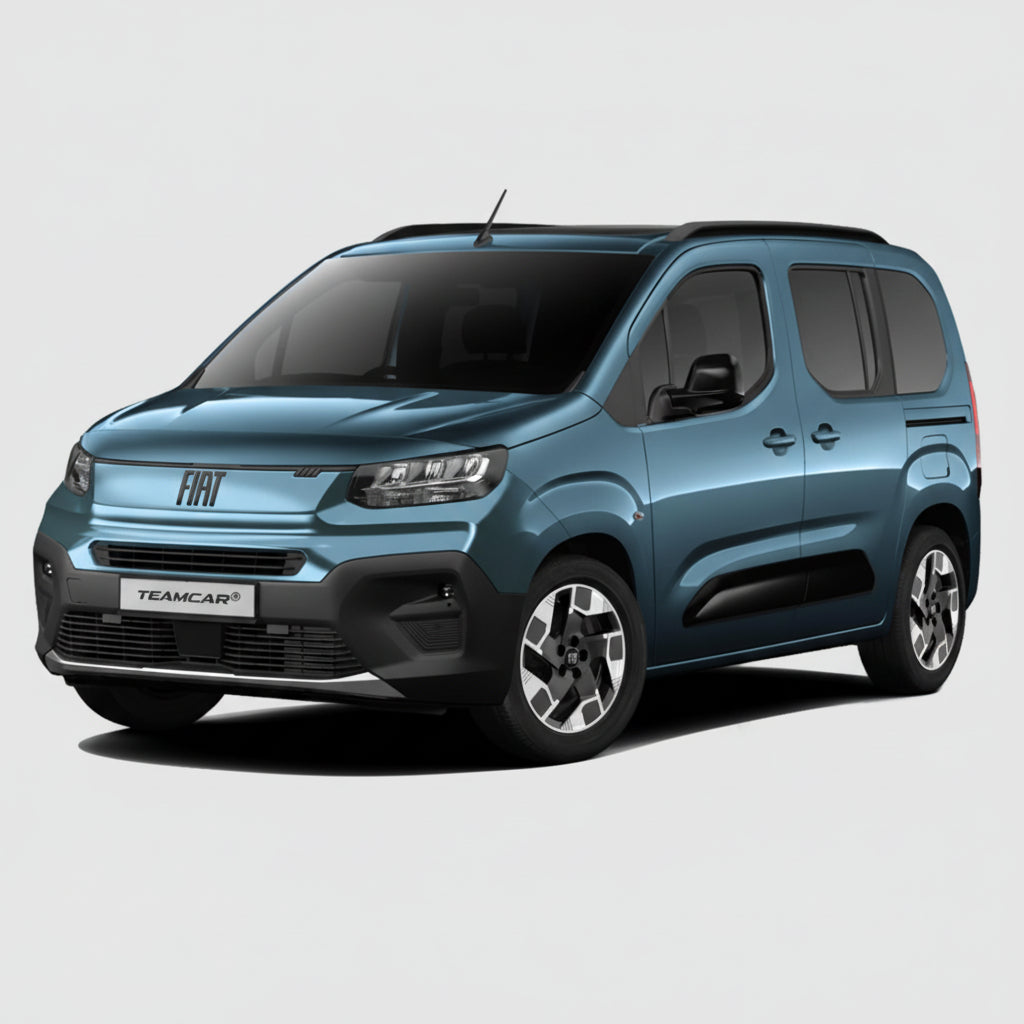 Dubă Fiat Doblo albastră pe fundal gri deschis