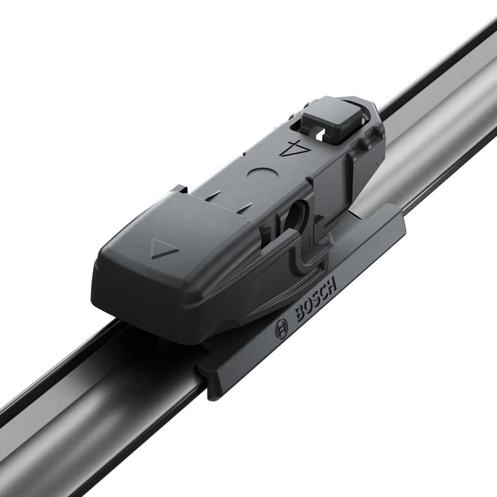 Detaliu adaptor preasamblat pe lama Bosch Aerotwin A138S