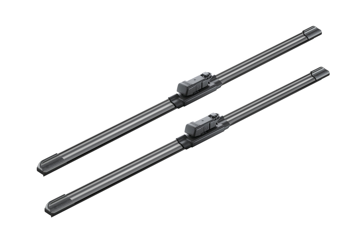 Două lame de ștergător Bosch Aerotwin A798S cu adaptoarele vizibile pe fundal alb